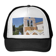 Iglesia griega en un día de verano gorra
