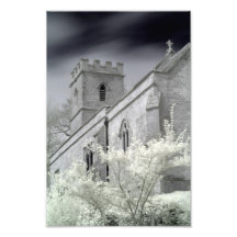 Iglesia inglesa vieja e impresión infrarroja de lo arte con fotos
