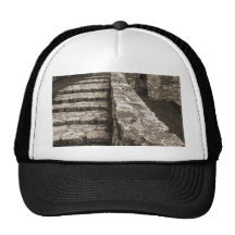Imagen de la sepia de pasos en el castillo de Spis Gorras