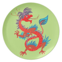 Imagen fresca roja del dragón en la placa de encar platos
