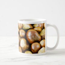 Imagen hermosa de Conkers con una hoja Taza
