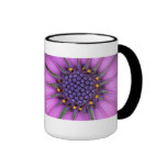 Imagen púrpura de la margarita taza de café