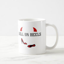 Infierno en los talones con los pequeños cuernos taza