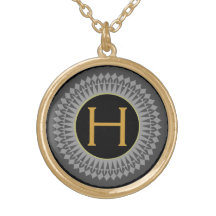 Inicial del oro en negro con el collar del gris de