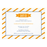 Invitación anaranjada de la graduación de la raya 