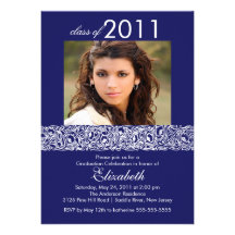 Invitación azul y blanca de la graduación de la fo