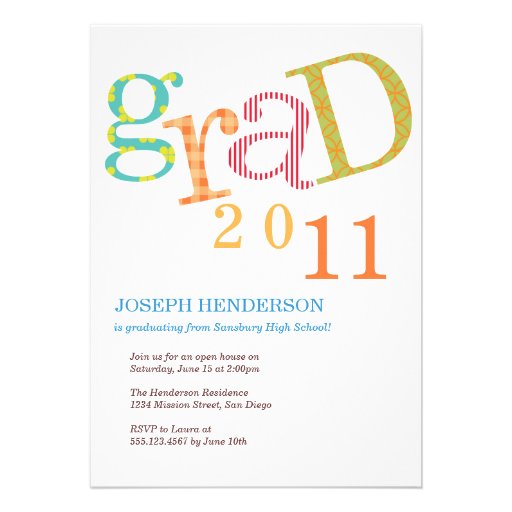 Invitación colorida de la clase de la graduación d