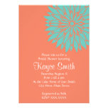 Invitación coralina de la flor de la dalia
