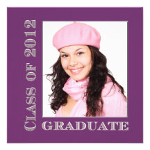 Invitación de plata púrpura de la graduación de es