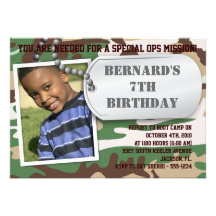 Invitación del cumpleaños de la placa de identific