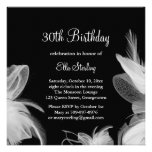 Invitación del cumpleaños de las plumas blancas
