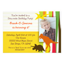 Invitación del cumpleaños del dinosaurio con la fo