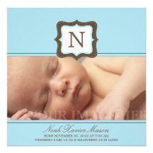 Invitación inicial azul cuadrada del nacimiento