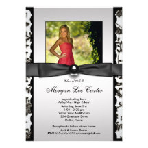 Invitación negra blanca de la graduación de la fot