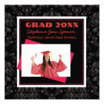 Invitación negra y roja del damasco de la graduaci