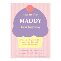 Invitación púrpura del cumpleaños de la magdalena