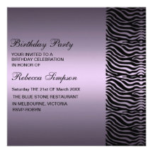 Invitación púrpura y negra del estampado de zebra 