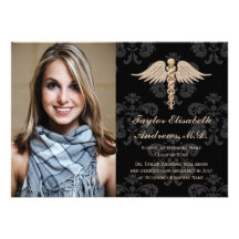 Invitación rosada de la graduación de la Facultad 