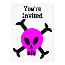 Invitación rosada del cráneo y de la bandera pirat