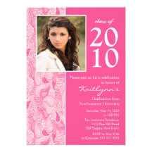 Invitación rosada y blanca de la graduación de la 