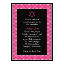 Invitación rosada y negra de Mitzvah del palo del 