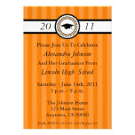 Invitaciones de la graduación de las rayas (naranj anuncios personalizados