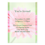 Invitaciones rosadas adaptables de la margarita de comunicado personalizado