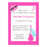 Invitaciones rosadas del cumpleaños de la guitarra invitaciones personales 