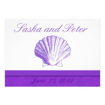 Invitaciones violetas del boda de playa de Shell Comunicados Personalizados