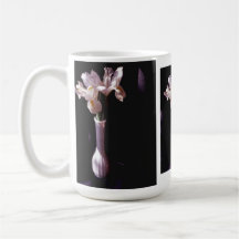 Iris blancos en la taza de café blanca del florero