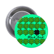 Irlandés del negro con ropa de los tréboles pins