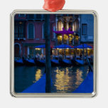 Italia, Venecia, opinión de la noche a lo largo de Adornos De Navidad