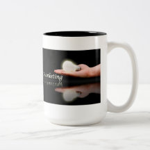 J2 que comercializa la taza de cerámica con el log