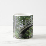 Jardín japonés con la taza del puente