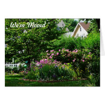 Jardín suburbano con los rosas felicitación