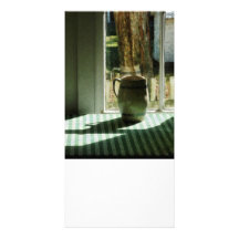 Jarra cerca de la ventana tarjeta fotográfica