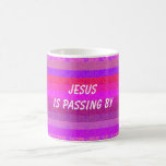 Jesús está pasando cerca taza de café