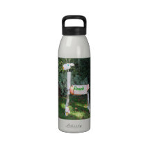 Jirafa hecha de los materiales reciclados botella de agua reutilizable