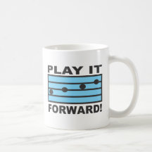 Juegúelo adelante asaltan taza de café