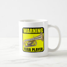 Jugador amonestador de la tuba taza de café