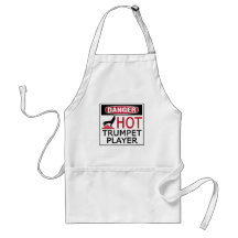 Jugador de trompeta caliente delantales