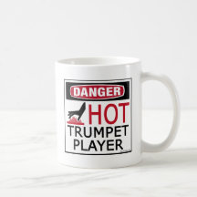 Jugador de trompeta caliente tazas
