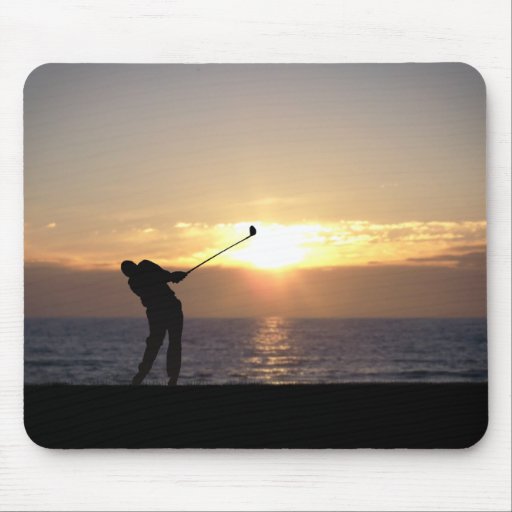 Jugar a golf en la puesta del sol alfombrillas de ratones