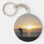 Jugar a golf en la puesta del sol llavero