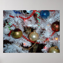 Kalie que oculta en el árbol de Navidad Poster