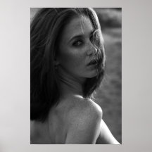 Katlyn que mira sobre su hombro poster
