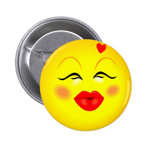 Kissy hace frente al Pin sonriente del chica