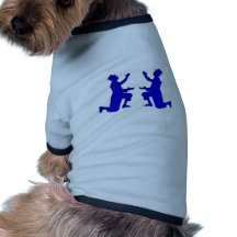 knieende Männer kneeing men Hund T-shirt