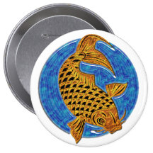 Koi de oro en la charca de cristal azul pins