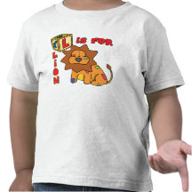 L está para la camiseta del niño del león